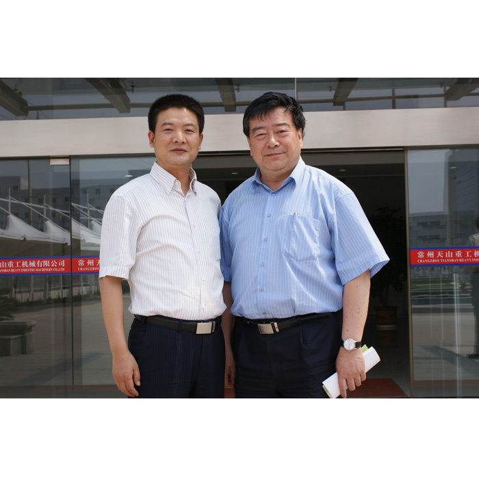 國務(wù)院參事、中國再生能源學(xué)會(huì)理事長石定寰考察天山重工